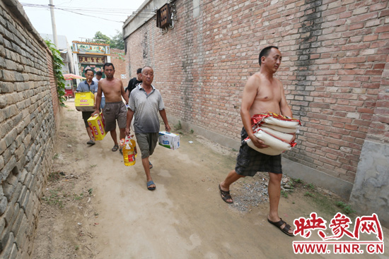 映象網記者為老人帶來大米糧油等生活物資。