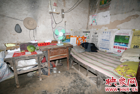 老人的居住條件十分簡陋。