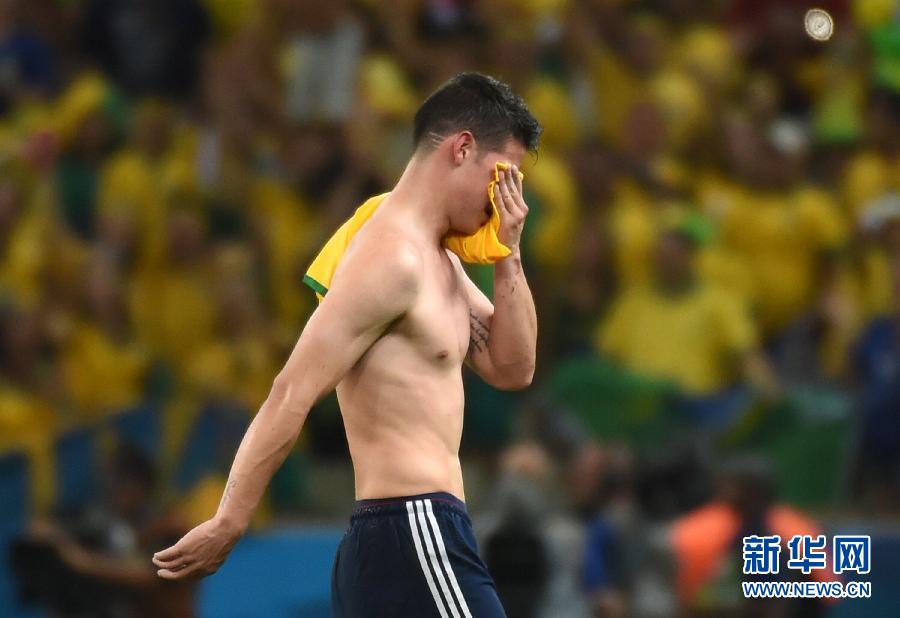 7月4日，哥倫比亞隊球員羅德里格斯退場時掩面而泣。