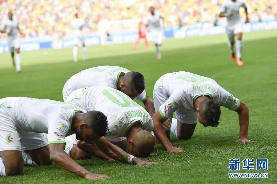 6月17日，阿爾及利亞隊球員蘇·費古利（左二）罰入點球后與隊友慶祝。