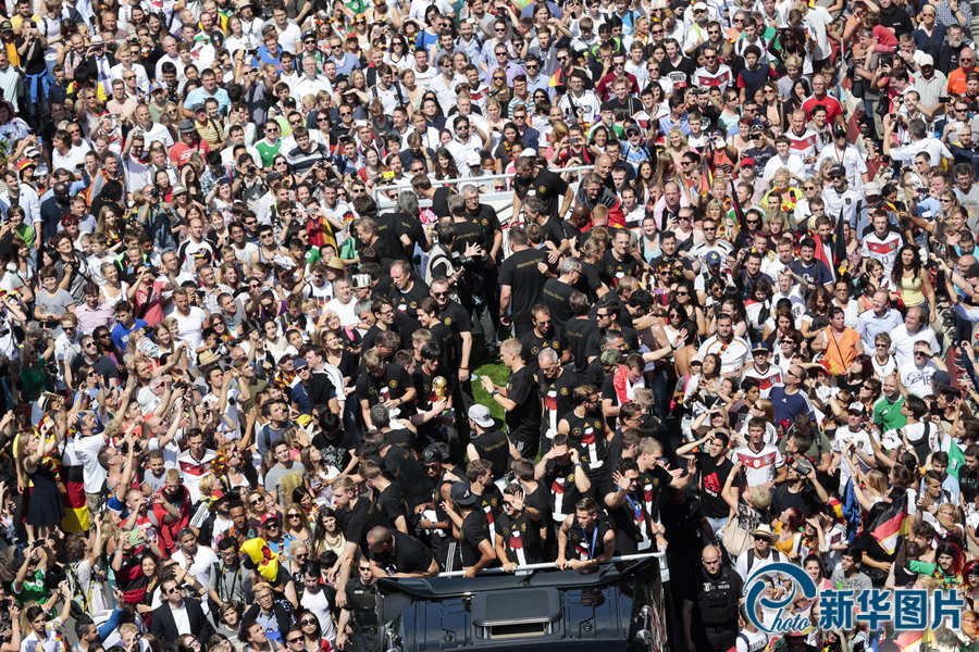 當(dāng)?shù)貢r(shí)間2014年7月15日，德國(guó)柏林，德國(guó)隊(duì)歸國(guó)舉行奪冠巡游。