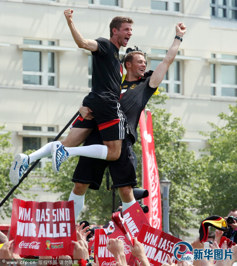 當(dāng)?shù)貢r(shí)間2014年7月15日，德國(guó)柏林，德國(guó)隊(duì)歸國(guó)舉行奪冠巡游