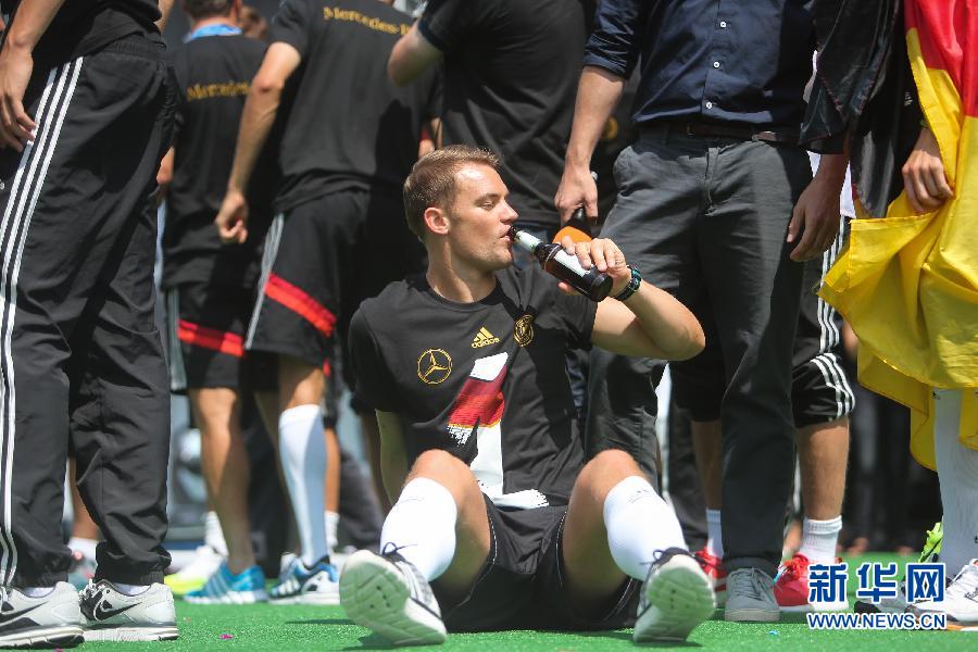 當(dāng)?shù)貢r(shí)間2014年7月15日，德國(guó)柏林，德國(guó)隊(duì)歸國(guó)舉行奪冠巡游