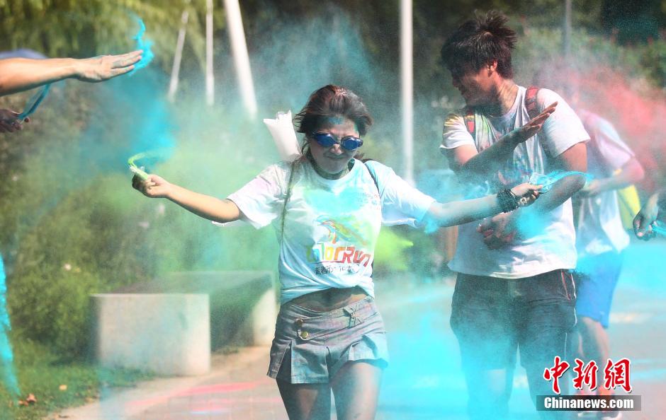 7月19日,參加彩虹跑的年輕人沖向終點后合影。