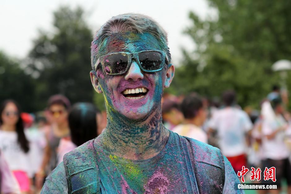 7月19日,參加彩虹跑的年輕人沖向終點后合影。