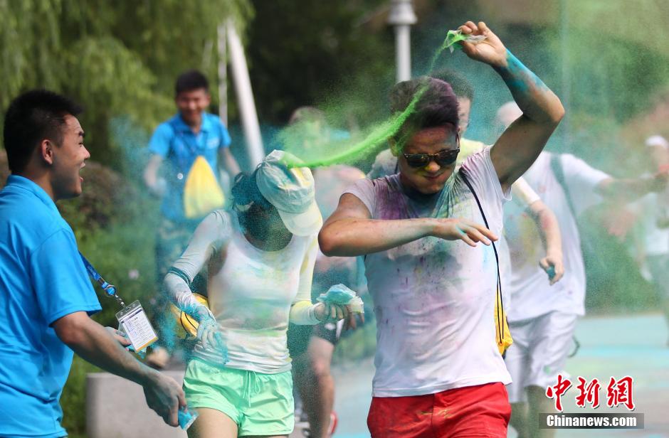 7月19日,參加彩虹跑的年輕人沖向終點后合影。