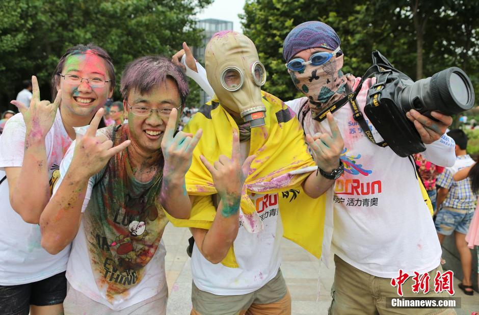 7月19日,參加彩虹跑的年輕人沖向終點后合影。