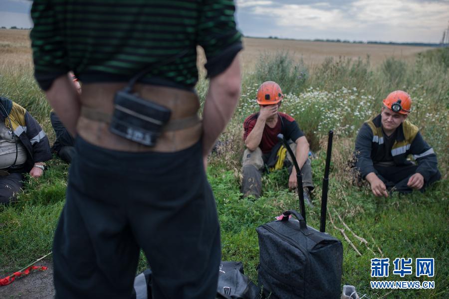 7月19日,在烏克蘭頓涅茨克州馬航MH17航班的墜毀現(xiàn)場附近,幾名礦工志愿者在休息。