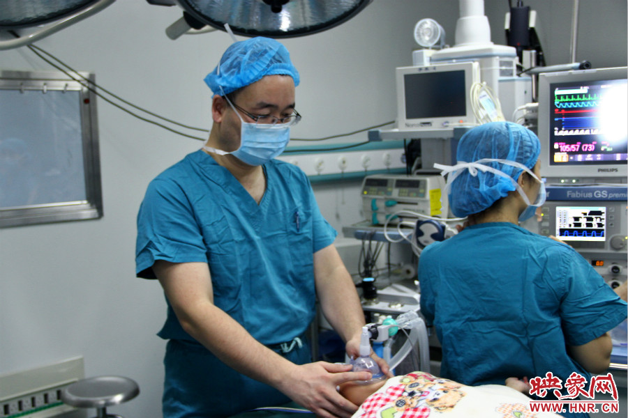 上午8點10分，小龍接受全身麻醉。