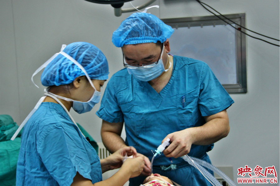 醫(yī)生正在對小龍進行麻醉后的觀察。