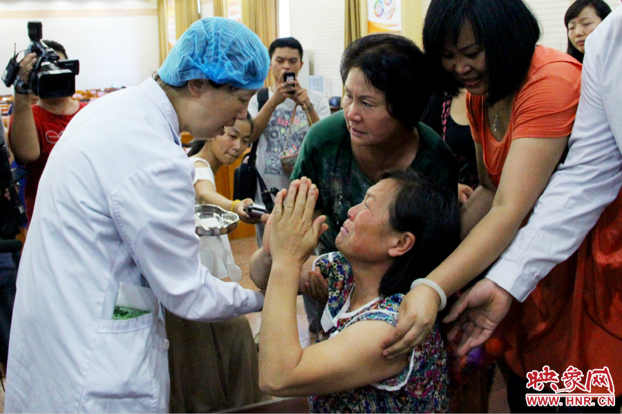 當(dāng)?shù)弥↓埬X部的鋼針成功取出，馮書想的情緒有些激動。