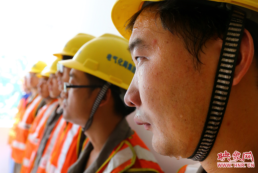 入伏的天氣里，一套工裝穿在身上，即使不動也是滿頭大汗