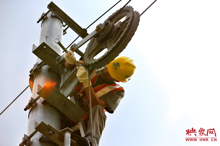 被太陽暴曬后的線桿碰著就能燙紅皮膚，可是檢修員此刻也顧不得許多