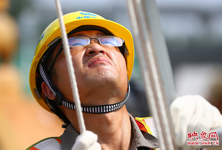 酷暑下，工人師傅的每一個動作都消耗著大量的體力