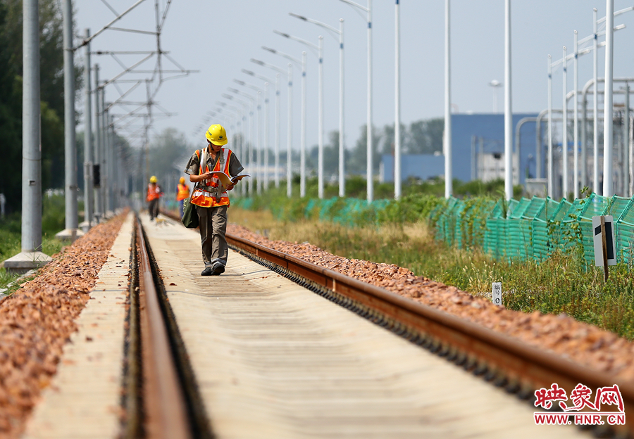 在前往下個檢修點的路上，還不忘查看工作單