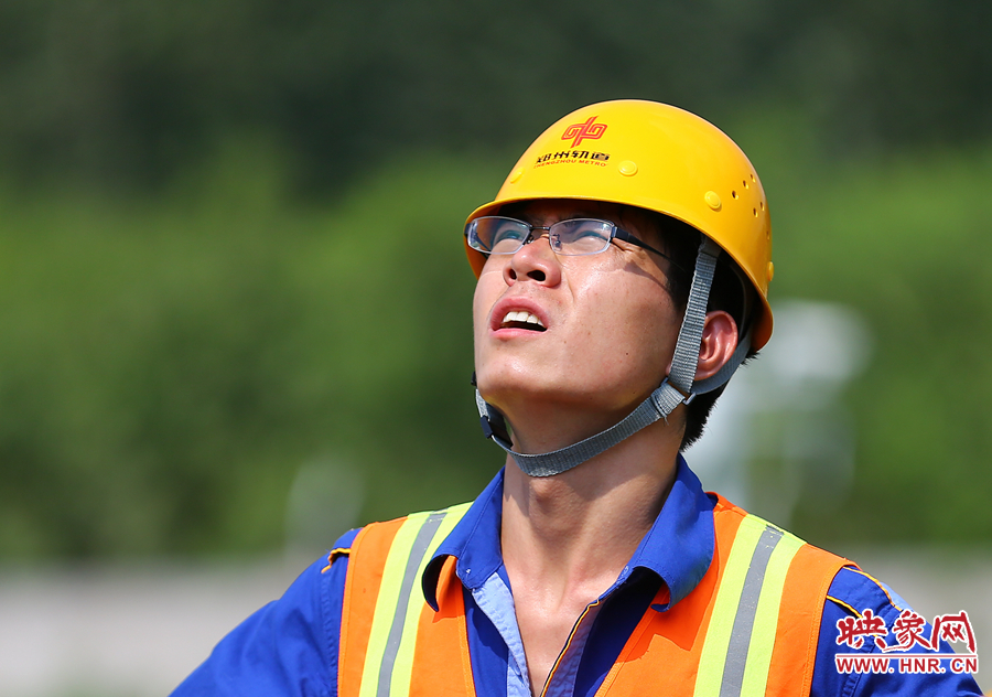 在直射的陽光下，工作人員只能瞇著眼睛觀察施工情況