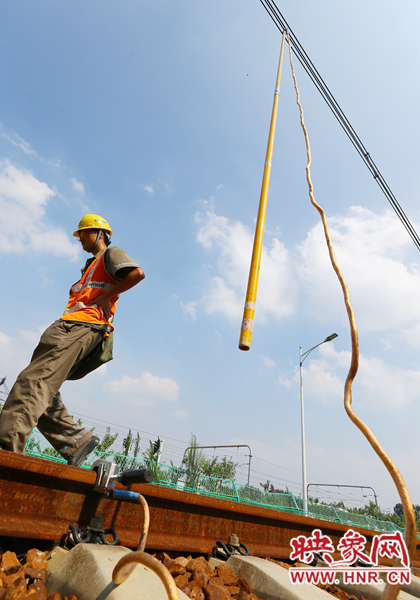 金屬的施工工具，在高溫的暴曬下需要帶上手套才敢觸碰