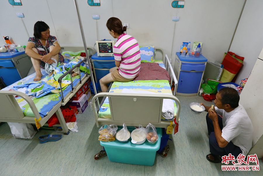 早上八點多，親戚買來了早餐，可是孩子的奶奶和姑姑卻吃不下去