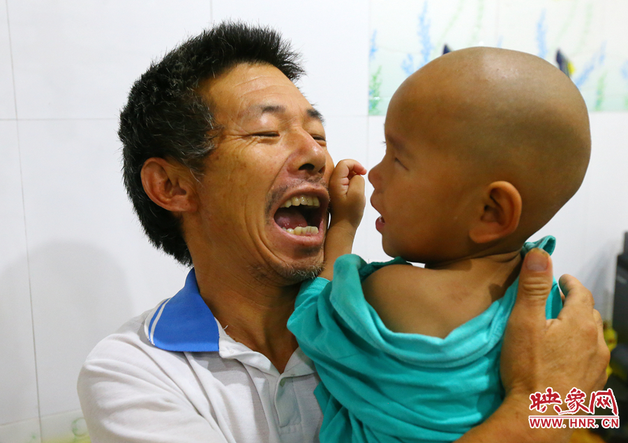 麻醉前，爺爺努力逗著大龍笑，他希望孩子能暫時忘記傷病帶來的疼痛