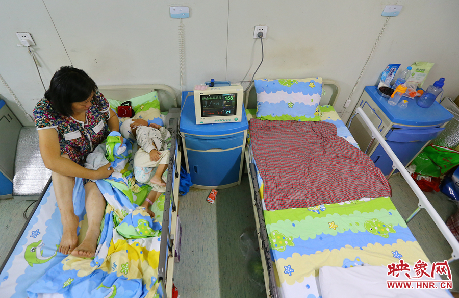 大龍手術(shù)期間，奶奶一直守在小龍身邊