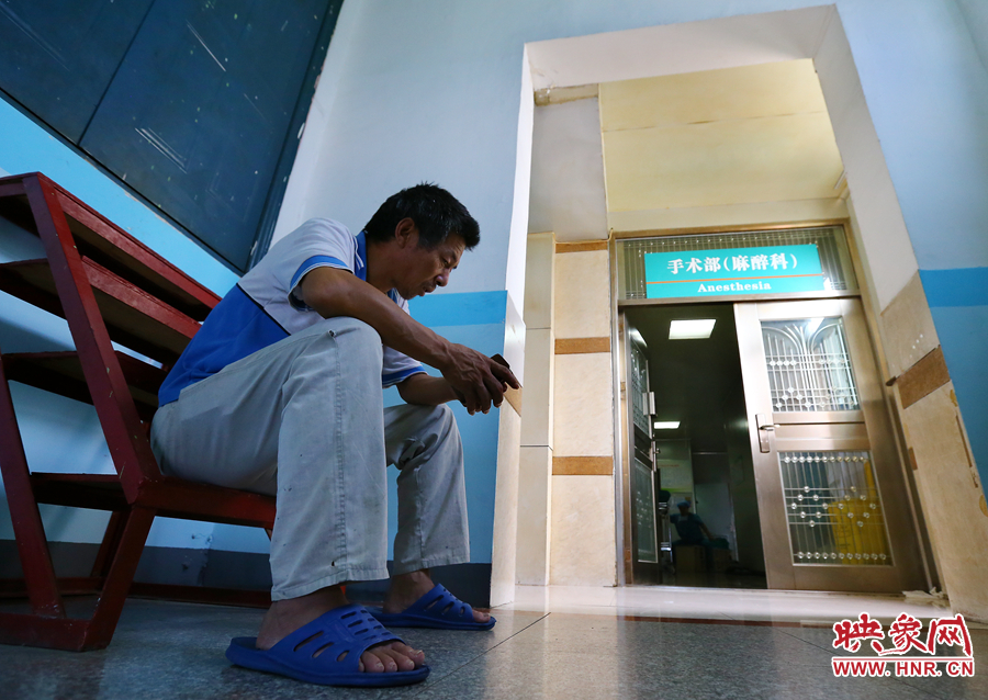 大龍的手術(shù)時，爺爺一直在門口焦急的等待