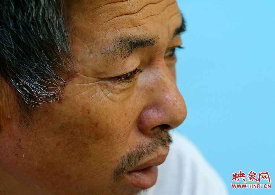 大龍爺爺兩鬢的白發(fā)這兩天好像又多了些，在手術(shù)室外的等待，更是對他內(nèi)心的煎熬。