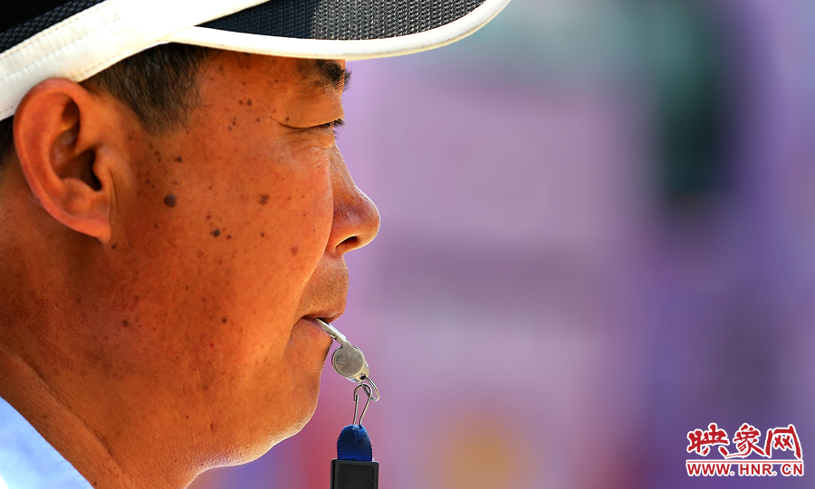 嘴中的口哨不停的響起，一個(gè)班下來(lái)口干舌燥是家常便飯