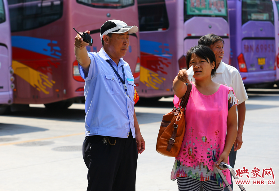 指揮調(diào)度期間，不停的有乘客咨詢(xún)乘車(chē)問(wèn)題，調(diào)度員都是耐心的給他們解答