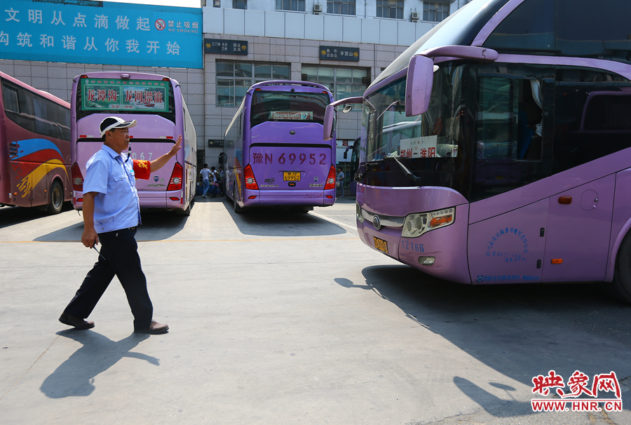 龐大的長(zhǎng)途客車(chē)，在調(diào)度員的指揮下井井有條