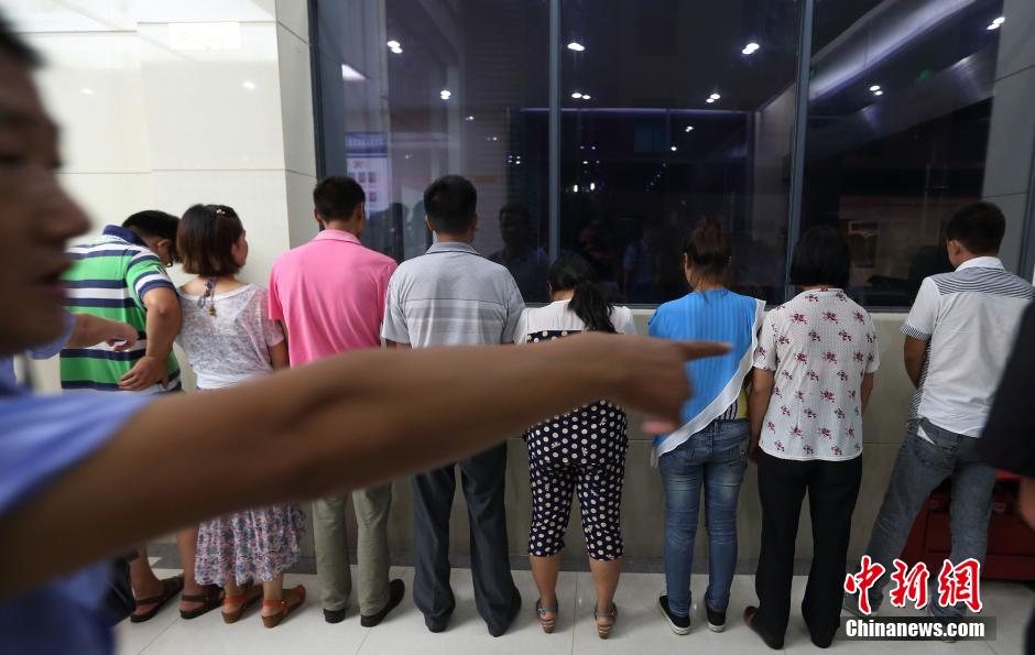 7月24日晚,南京警方將抓獲的以福建、江西、河南、湖北、黑龍江等多個外省市的涉及傳銷人員集中帶回。