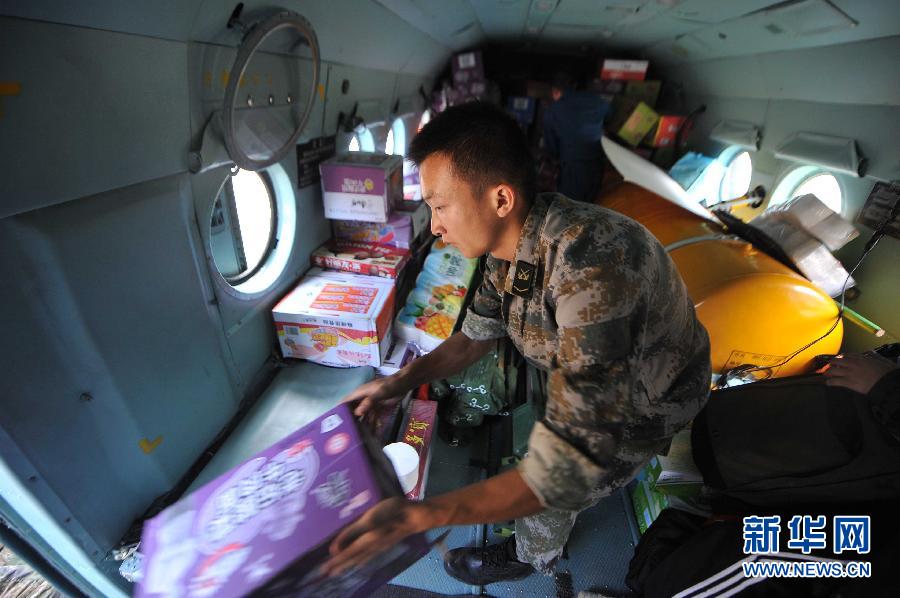  8月5日，在魯?shù)榭h龍頭山鎮(zhèn)，部隊(duì)官兵從直升機(jī)上卸載救災(zāi)物資。