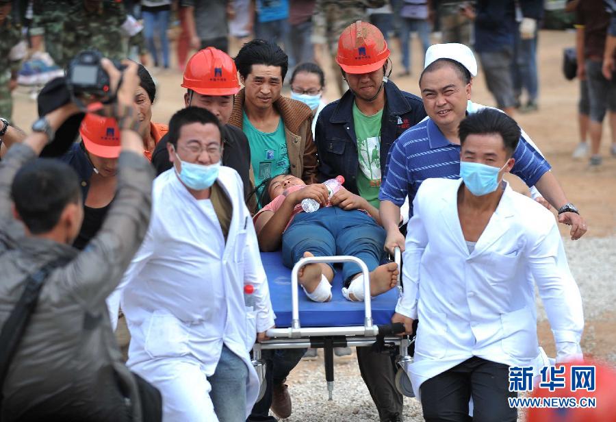 8月5日，在魯?shù)榭h龍頭山鎮(zhèn)，醫(yī)護(hù)人員準(zhǔn)備將傷員轉(zhuǎn)運(yùn)到直升機(jī)。