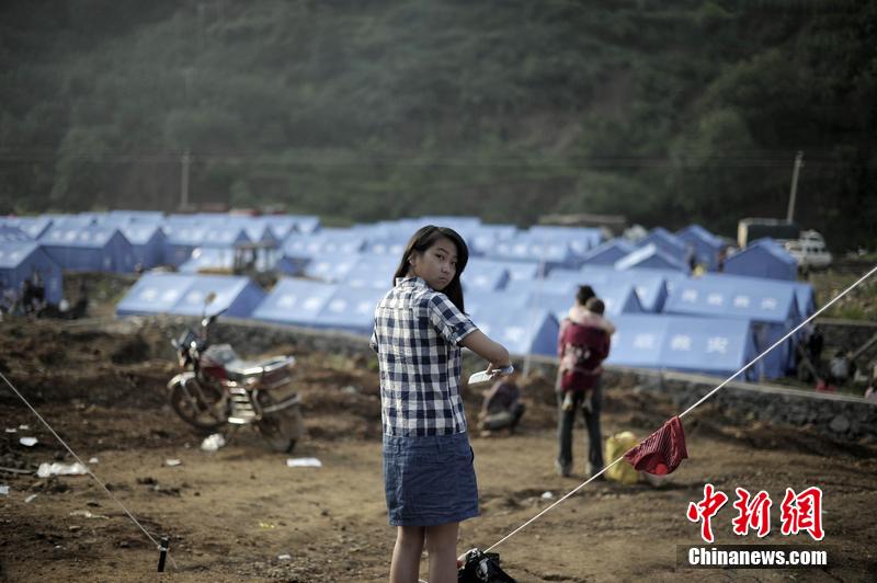 云南昭通龍頭山鎮(zhèn)受災群眾安置點，上千災民被安置在此，開始新的生活。