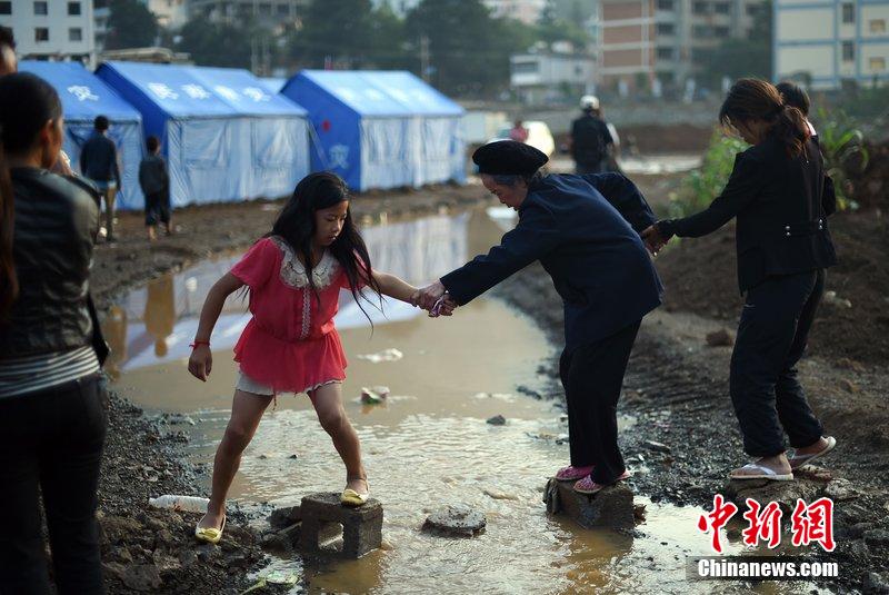 2014年8月6日，云南魯?shù)辇堫^山災區(qū)，民眾暫居帳篷。