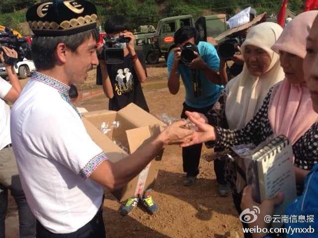 　“切糕王子”阿迪力帶著重達(dá)5噸、價(jià)值50萬(wàn)元的切糕于7日下午抵達(dá)魯?shù)榈卣鹫鹬旋堫^山鎮(zhèn)。