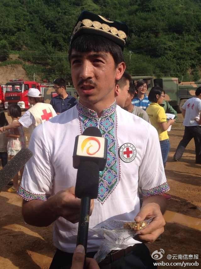 “切糕王子”阿迪力帶著他1萬(wàn)斤的切糕自長(zhǎng)沙抵達(dá)了龍頭山鎮(zhèn)。