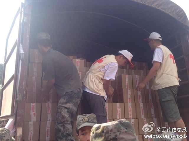 第14集團(tuán)軍官兵協(xié)助阿迪力將1100余箱切糕從貨車上卸下。