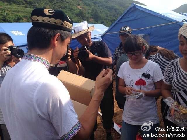 “切糕王子”阿迪力帶著重達(dá)5噸、價(jià)值50萬(wàn)元的切糕于7日下午抵達(dá)魯?shù)榈卣鹫鹬旋堫^山鎮(zhèn)。