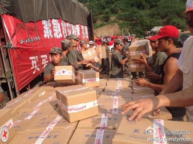 第14集團(tuán)軍官兵協(xié)助阿迪力將1100余箱切糕從貨車上卸下。