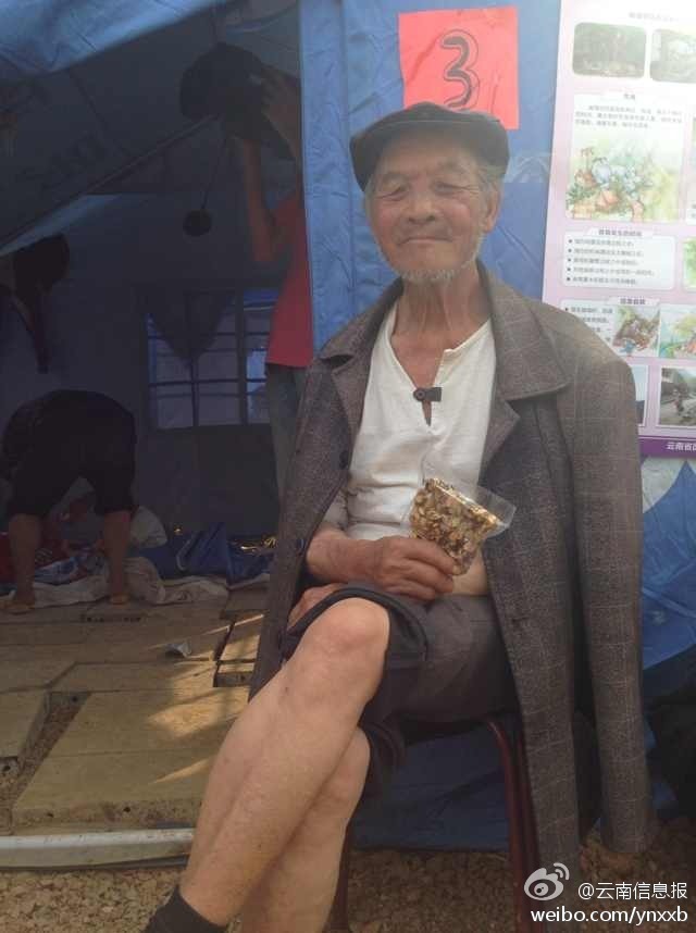圖為收到切糕的災(zāi)區(qū)老人。