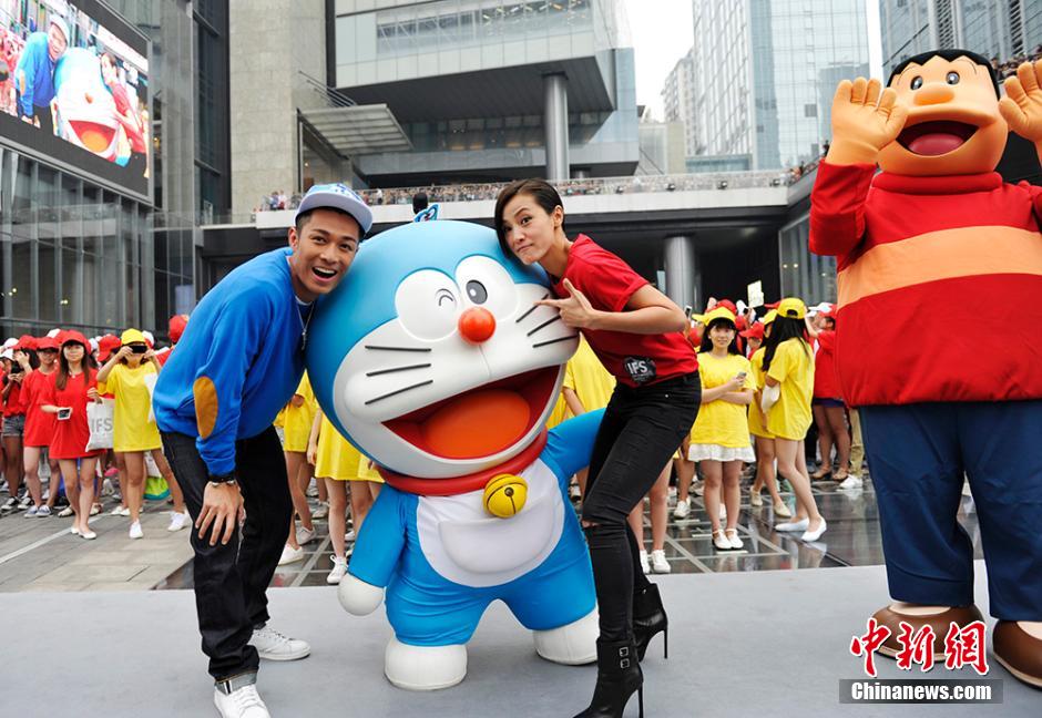 圖為何韻詩(shī)、周柏豪與哆啦A夢(mèng)合影。
