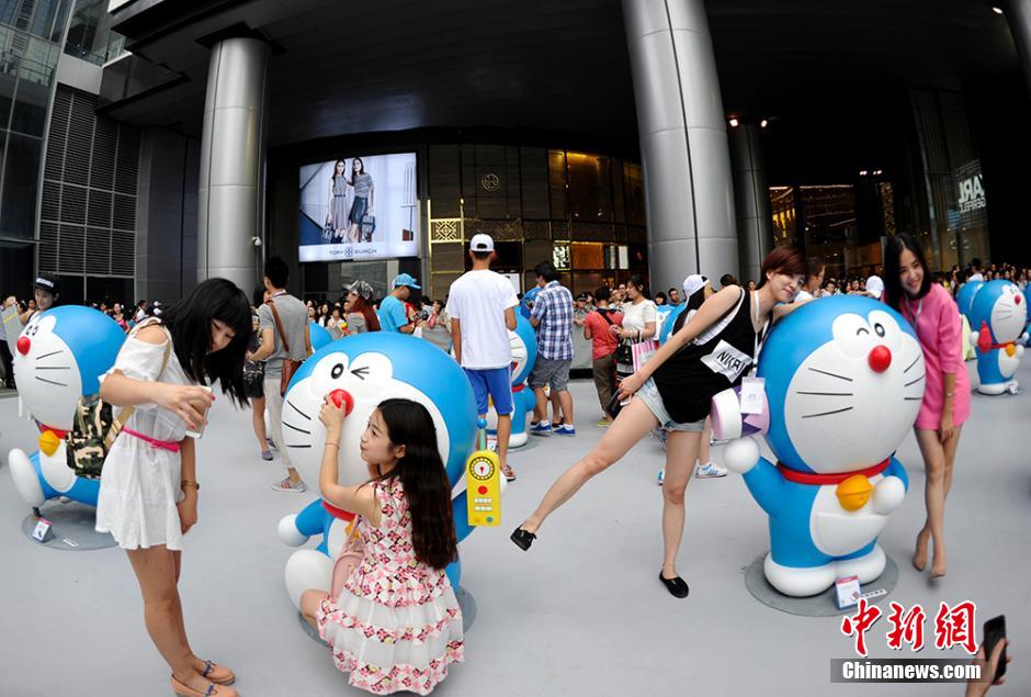 圖為成都民眾與哆啦A夢(mèng)合影留念。