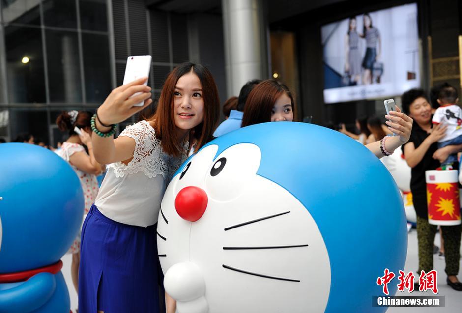 圖為成都民眾與哆啦A夢(mèng)合影留念。