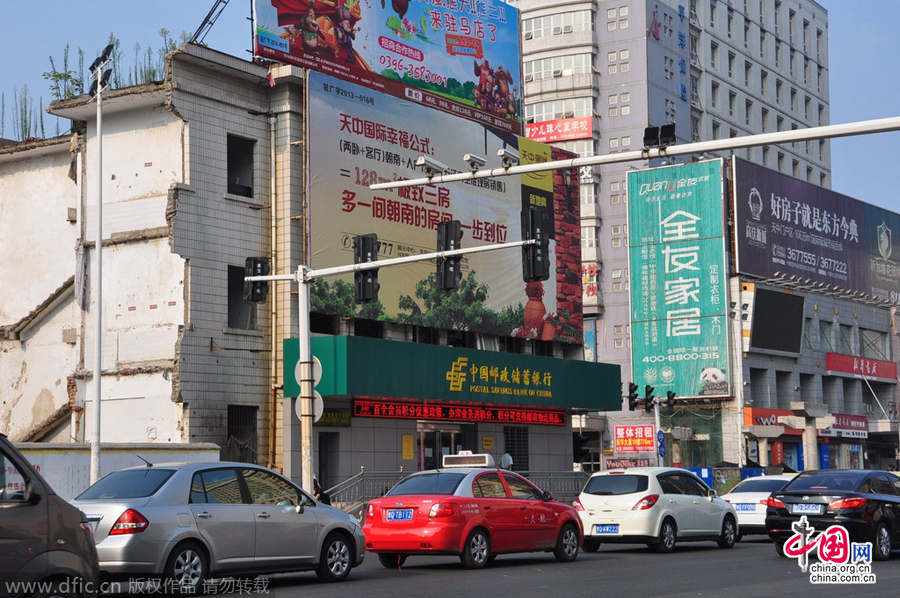 茶余飯后,人們談?wù)撟疃嗟木褪沁@座堅(jiān)挺的小樓。