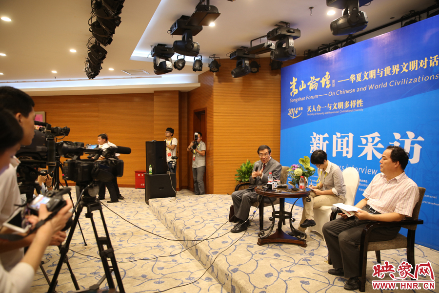 嵩山論壇新聞采訪現(xiàn)場。