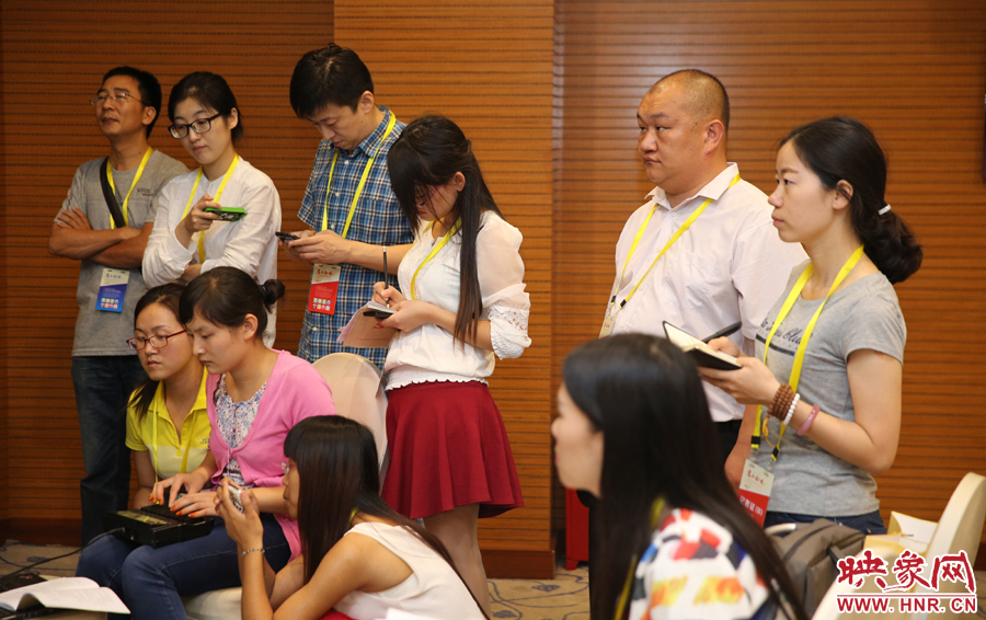  媒體記者集中采訪專家學(xué)者。