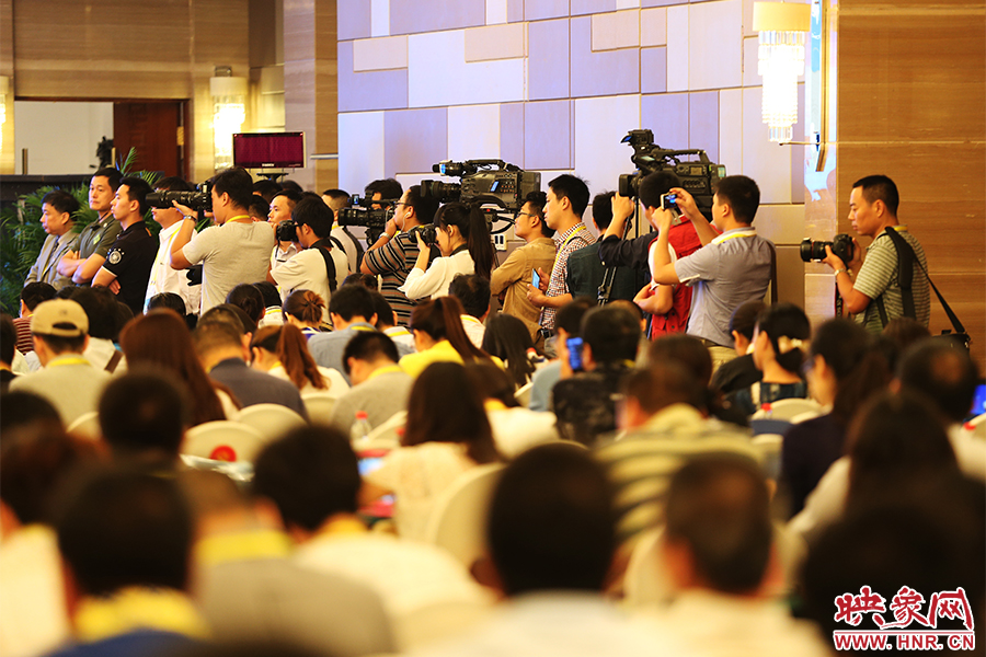媒體聚焦嵩山論壇。
