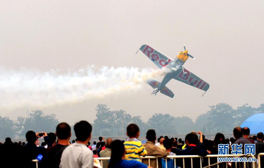 　9月13日，特技隊(duì)員在進(jìn)行空中飛行表演。