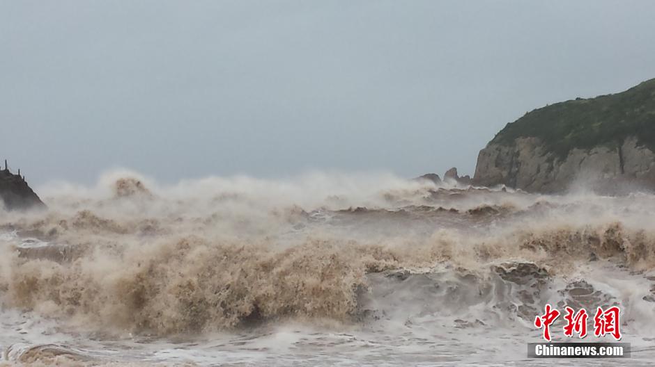 臺風(fēng)“鳳凰”登陸浙江 狂風(fēng)掀起巨浪