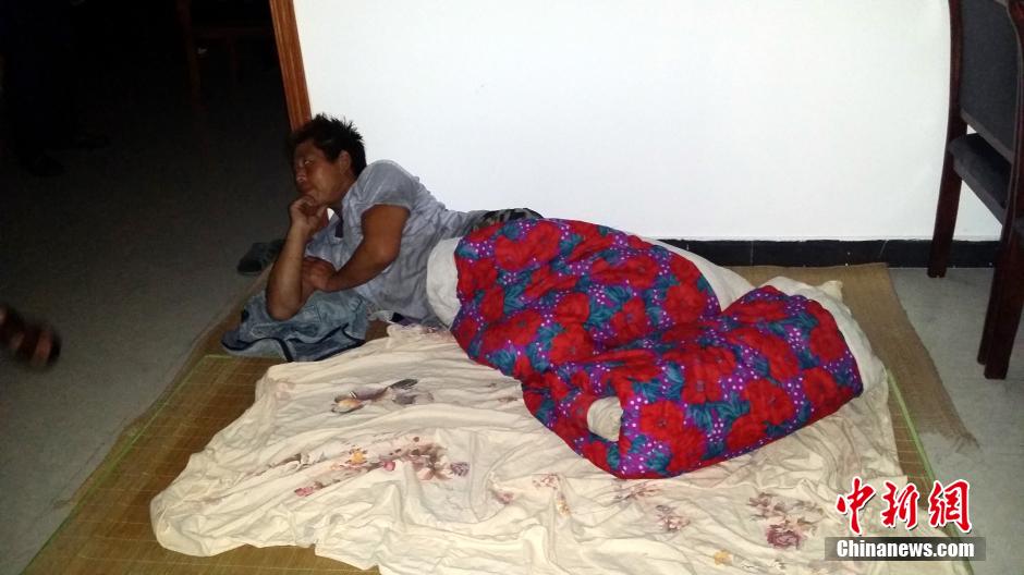 9月22日晚，在象山高塘島鄉(xiāng)的烏巖頭村的農(nóng)民安置點里，70多名外來務(wù)工人員正在休息。